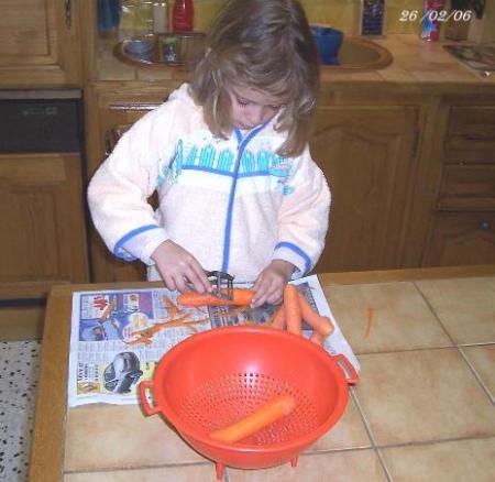 Chloée ( 5 ans) participe  en cuisine...