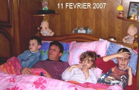 p&egrave;re regardant la t&eacute;l&eacute;vision avec ses enfants.....&agrave; S&egrave;te