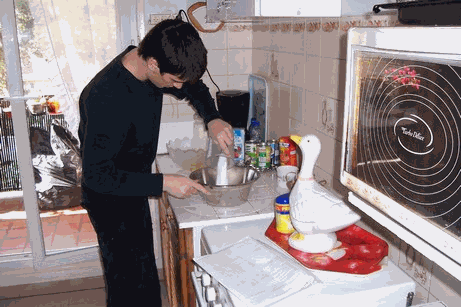 YANN fait un g&acirc;teau pour l'anniversaire de Martine