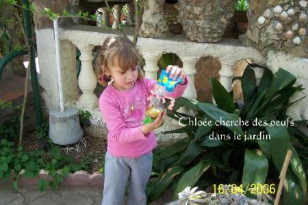 Pâques 2006 :Chloée cher che des oeufs dans le jardin