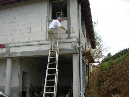 Jean (fils de Raymond) achève sa maison,