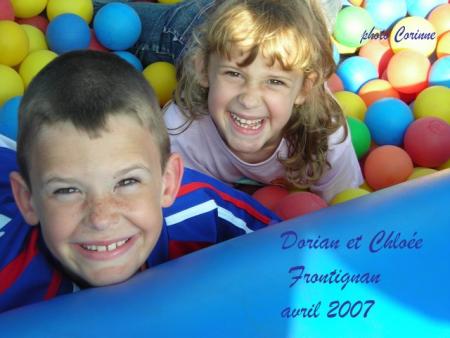 jeux de plage dans l'aire des structures gonflabes