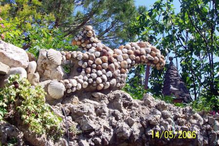 ajout de l'écureuil (ciment et coquillages..) dans le jardin