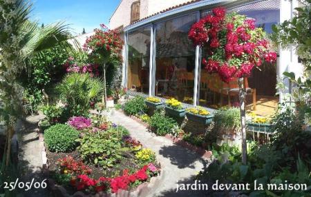 DEVANT LA  MAISON