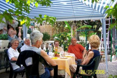 entre amis au fond  du jardin.. on fête les mères