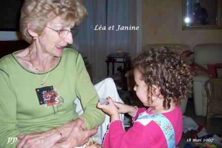 Janine et L&eacute;a : l'heure de la piq&ucirc;re....