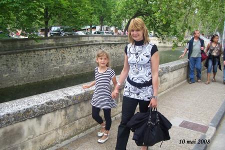 Corinne et Chlo&eacute;e quai de la fontaine ,N&icirc;mes