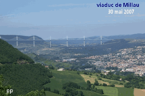un passage à Millau et on s'arrête pour voir le viaduc.
