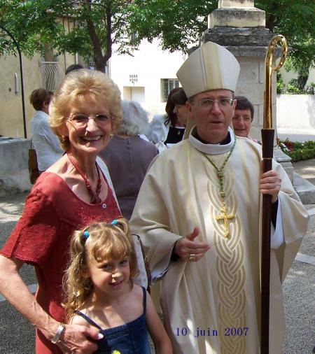 Janine et Chlo&eacute;e avec monseigneur ROBERT WATTEBLED  &eacute;v&ecirc;que de N�mes
