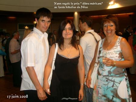 Yann re&ccedil;oit son prix 