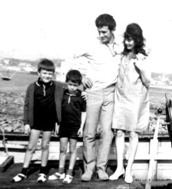 Raymond , Mayie , Pierre et Jean en Juin 1968 , au bord de l'Adour...