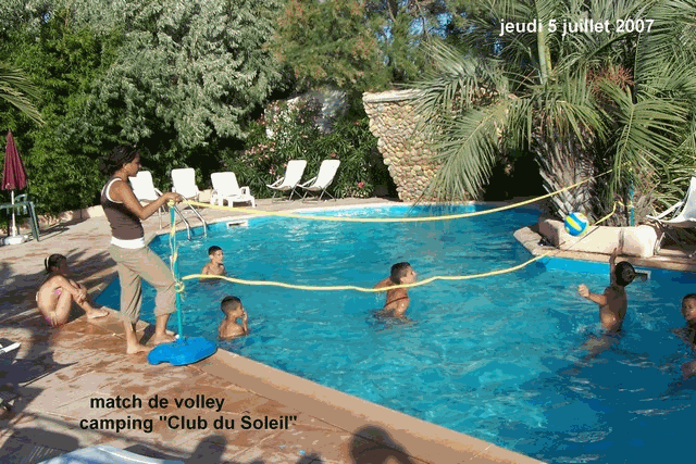 match de volley en piscine