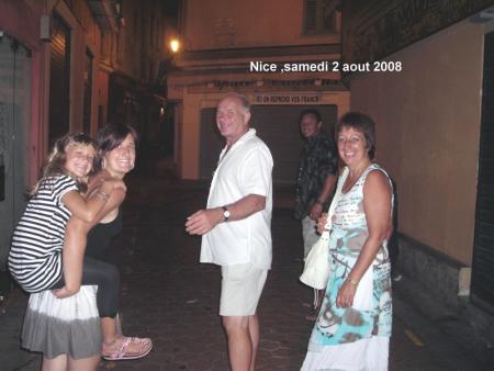 &agrave; la sortie du restaurant &agrave; Nice