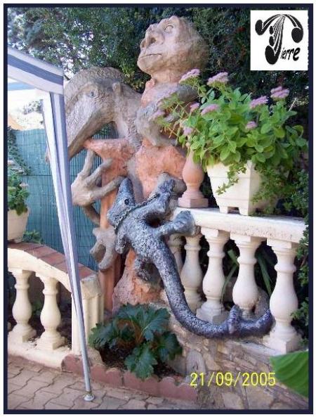 je viens d'ajouter ce crocodile en ciment au monument du fond du jardin
