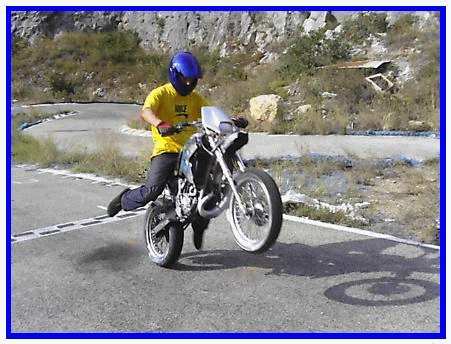 WILLIAM et l'acrobatie  à moto