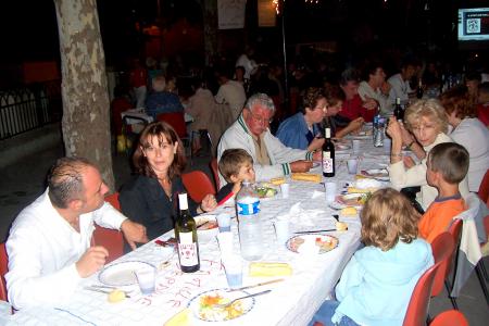 400 convives partagent la paella...