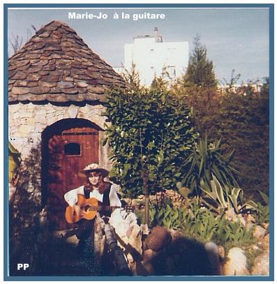 MARIE-JO  à la guitare