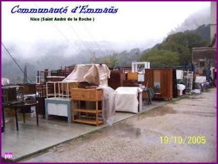  les meubles d'Emmas attendent les clients sous la pluie