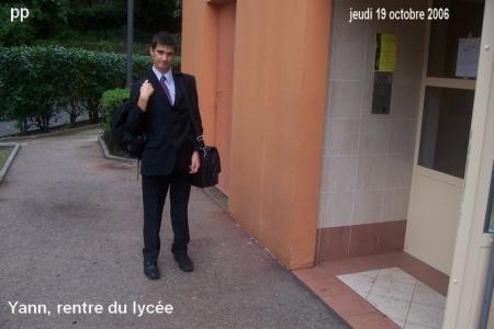 Yann rentre du lyc&eacute;e ( en tenue...)
