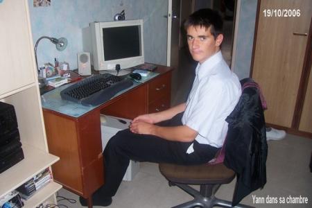 Yann r&eacute;vise ses cours de chinois avec l'ordinateur..