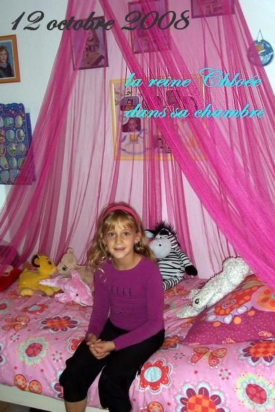 Chlo&eacute;e dans sa chambre