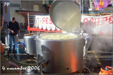 la grande soupe ... préparée par les festivaliers