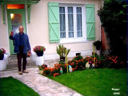 Roger devant sa maison ( photo Raymond)