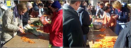 les légumes sont épluchés en commun et en plein air..