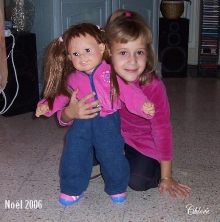 Chl&eacute;e et sa nouvelle poup&eacute;e